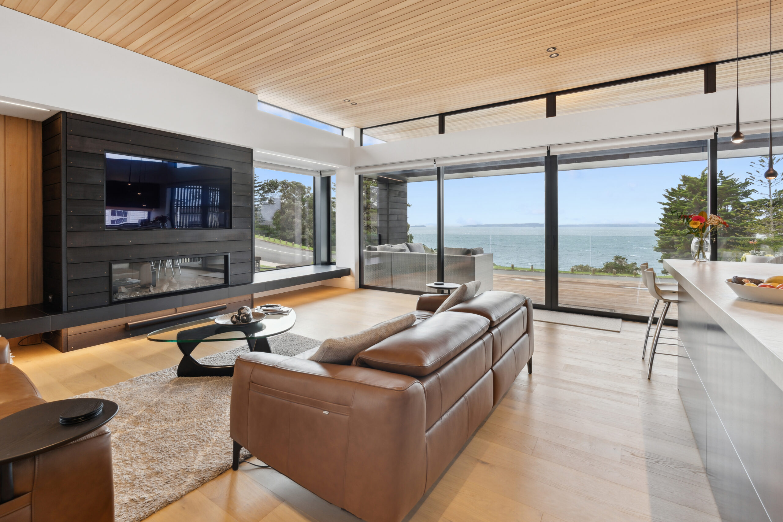 real-estate-photography-auckland-modern-livingroom-seaview